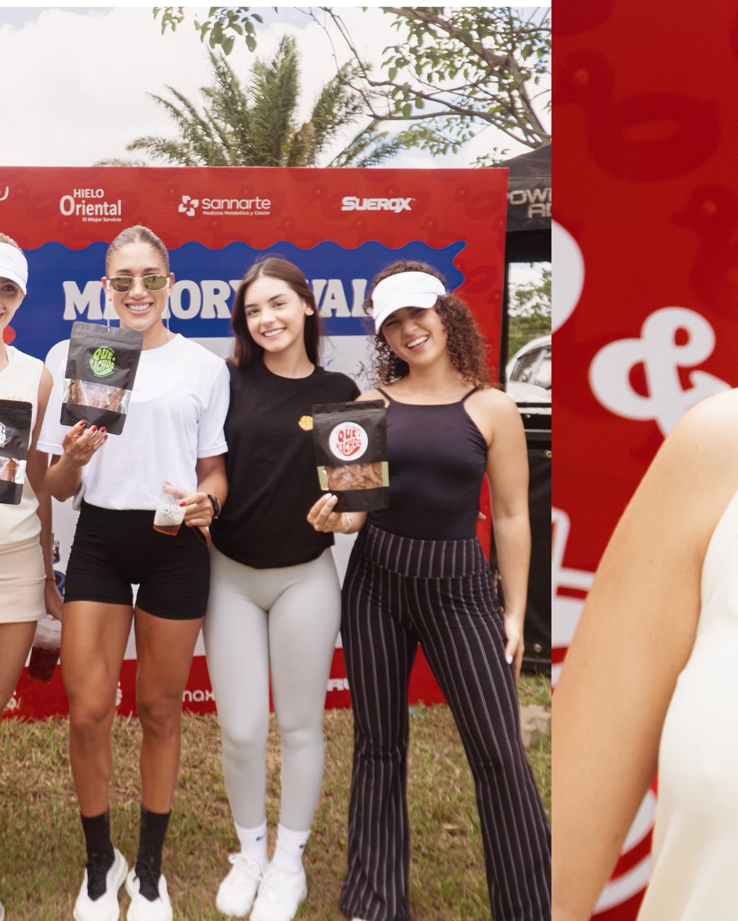 Grupo de chicas en Cold Coffee Club con bolsas Que Nachos